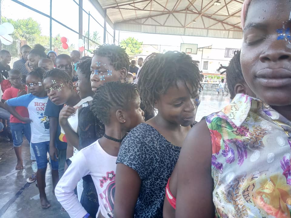 Crianças remar Moçambique