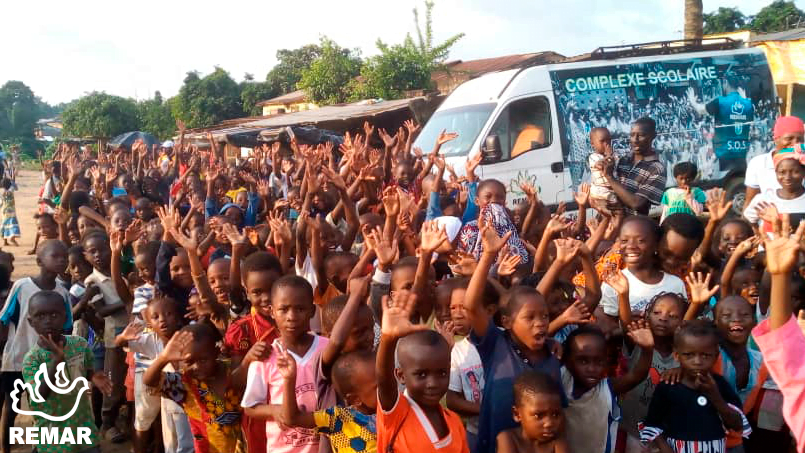 milhares de pessoas recebem ajuda em Abidjan