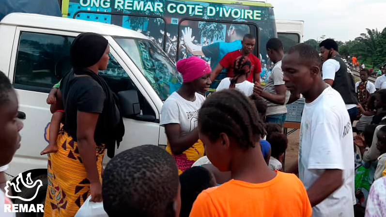 milhares de pessoas recebem ajuda em Abidjan