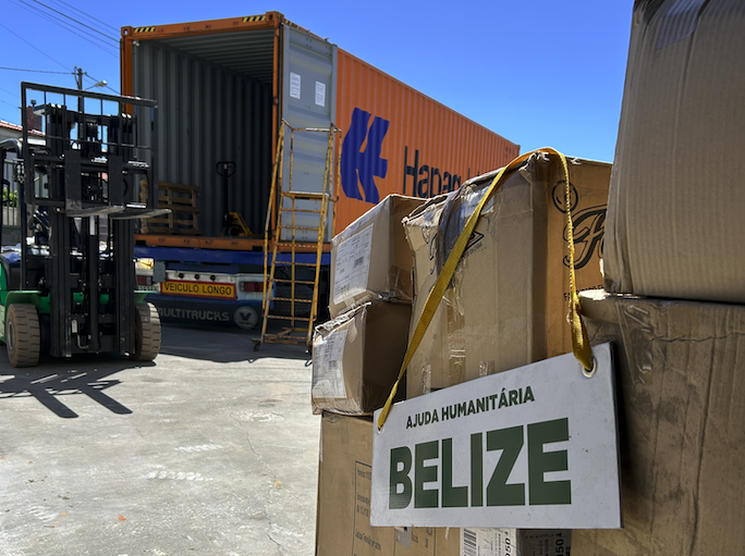 Carregado contentor humanitário com destino a Belize